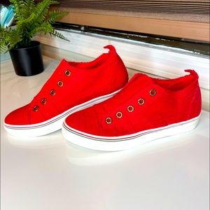 Red sneakers. Jolimall.